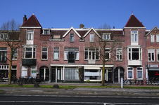 900178 Gezicht op de voorgevels van de huizen Vleutenseweg 107 (rechts) -121 te Utrecht.